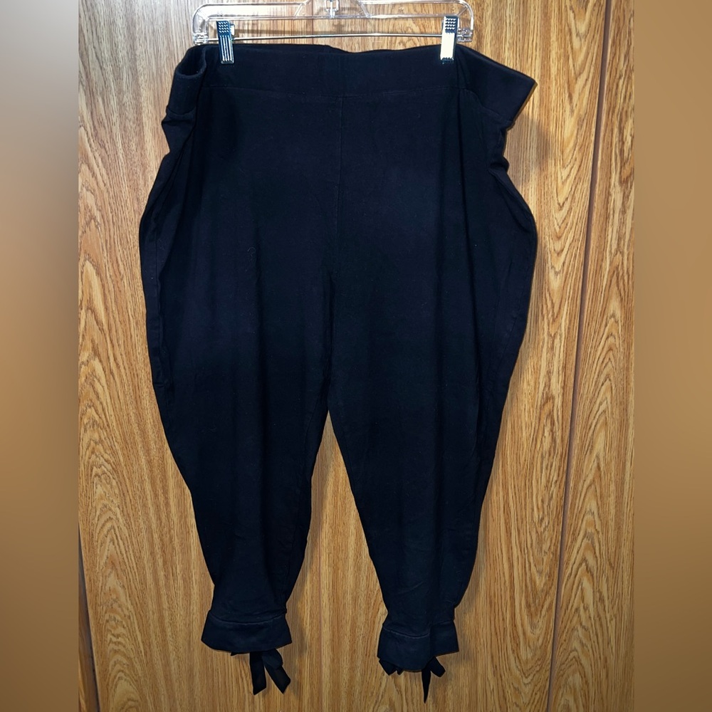 Torrid size 5 cropped leggings with ties in the back